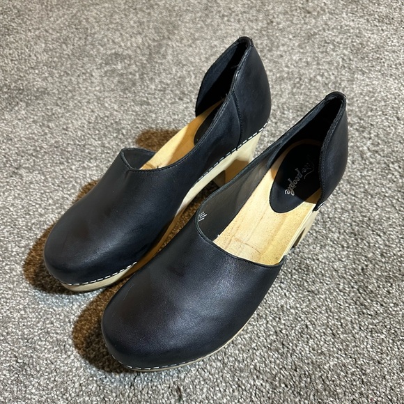 Free People / Genuine Leather Wooden Clogs / EU 37 (US 7) - Picture 2 of 11